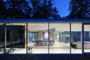 I-houseの夜の外観画像｜光が美しいリビング｜別荘建築｜軽井沢